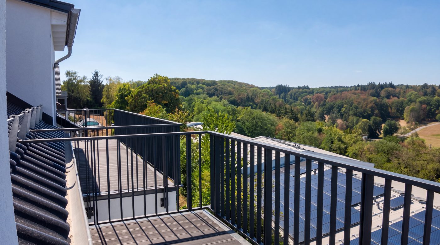 Blick vom Balkon über Wald und Felder